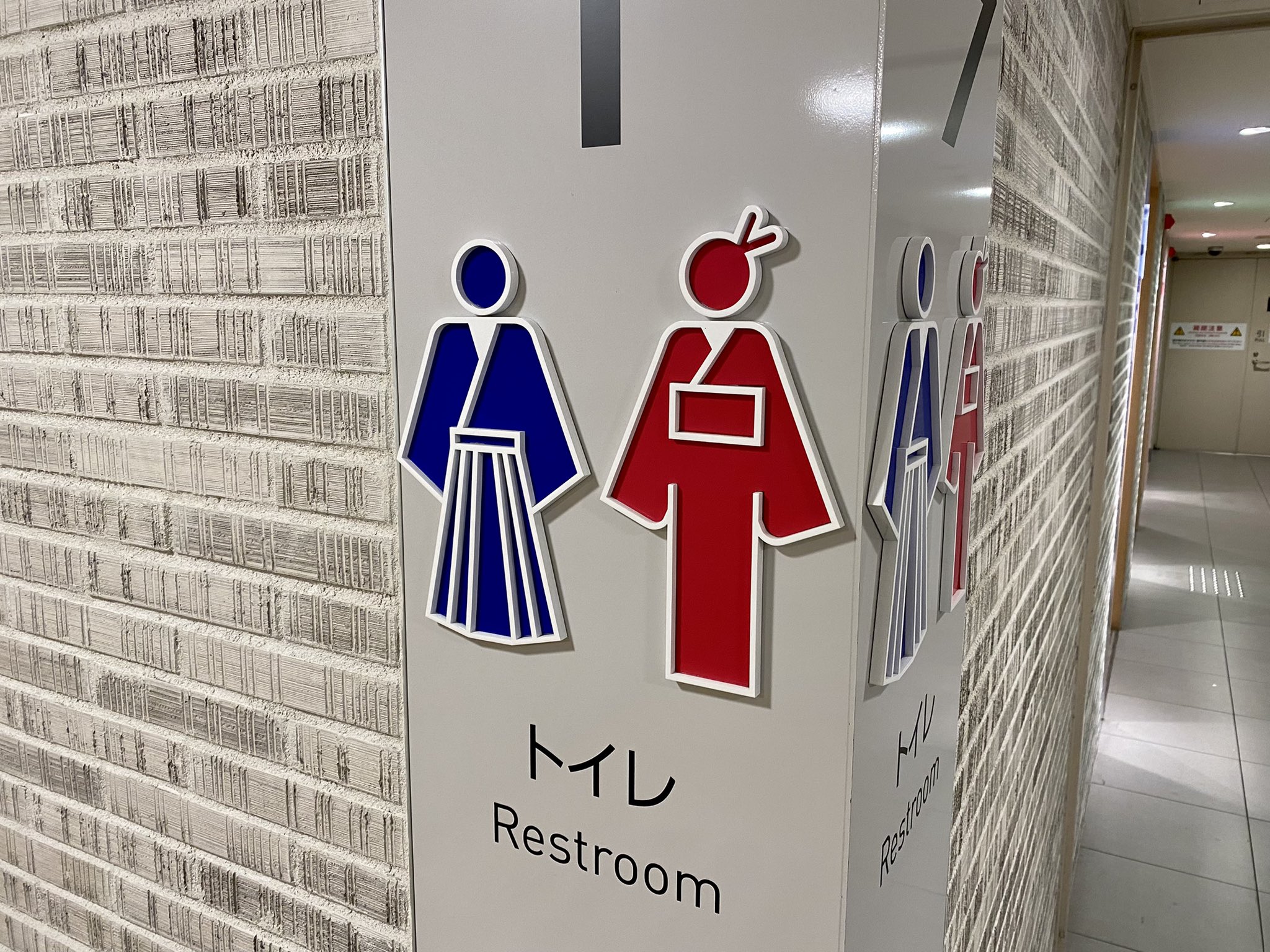 Hirotaka ね 京都駅のトイレのピクトグラムなんだけど めっちゃ素敵すぎん これ見たとき 京都へ着いたんだなぁ って実感したし 外国から来た人ならちょっと感動すると思う こういうご当地ピクトグラム もっと増えていくといいのに T