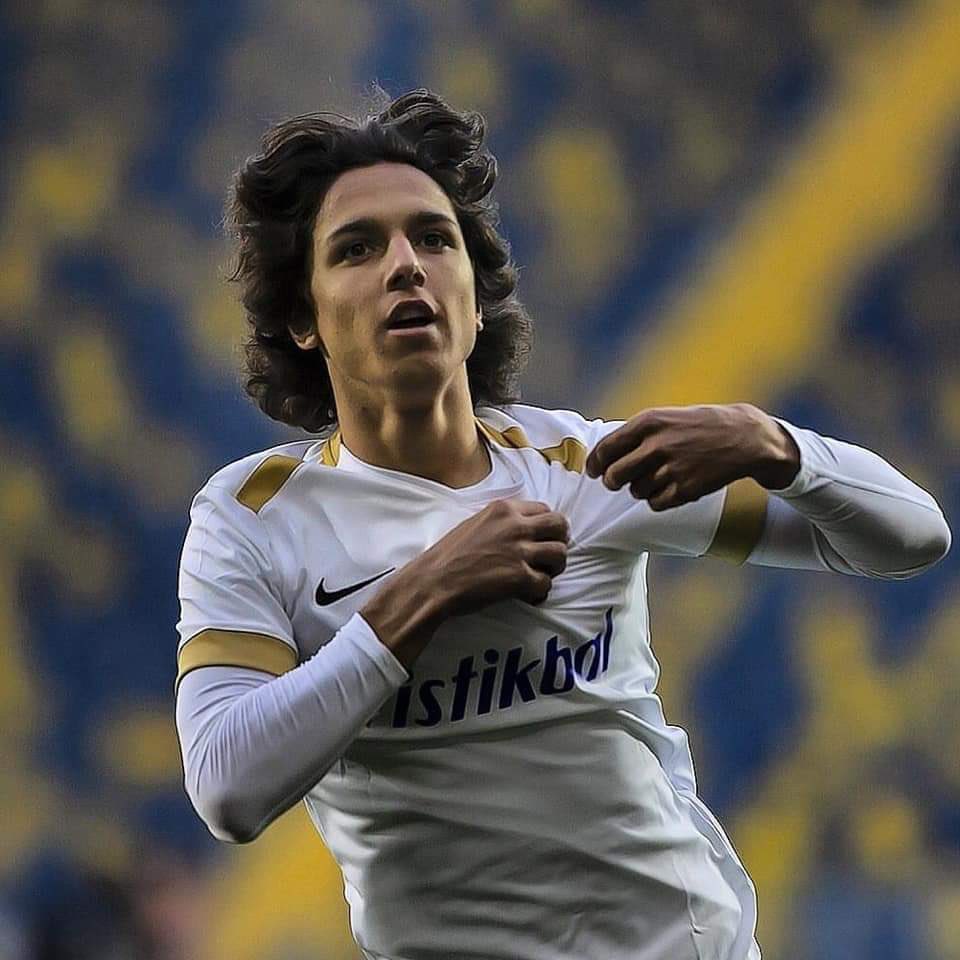 🔸 Türkiye’de yapamaz deyip çok fazla forma şansı bulamayan Emre Demir;

🔸 Dünyanın en büyük takımlarından Barcelona’ya transfer oldu ve serbest kalma bedeli 400 milyon euro..

🔸  2 milyon avro bonservis ve bonuslar

🔸  2027 yılına kadar anlaşma