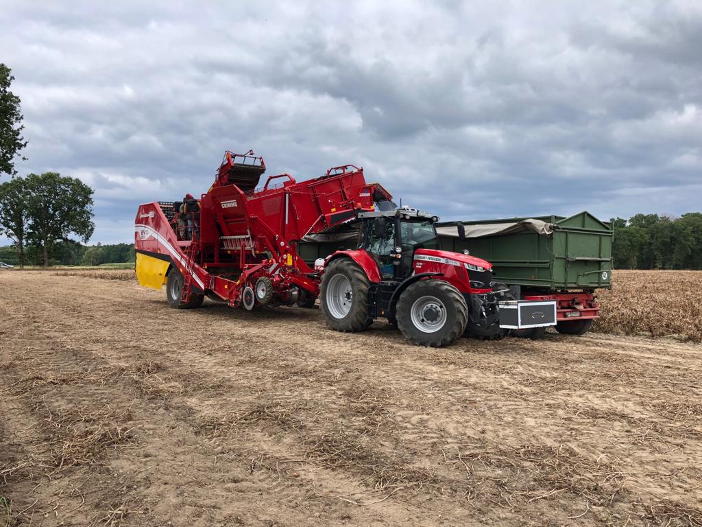GRIMMEGroup's tweet photo. #PotatoMonday
The #RowShow2021 has also started in the UK π₯πͺ The EVO 280 is also doing a great job here in Germany.
#GRIMME #potatoharvest #worldwide https://t.co/6r1jquWOEz