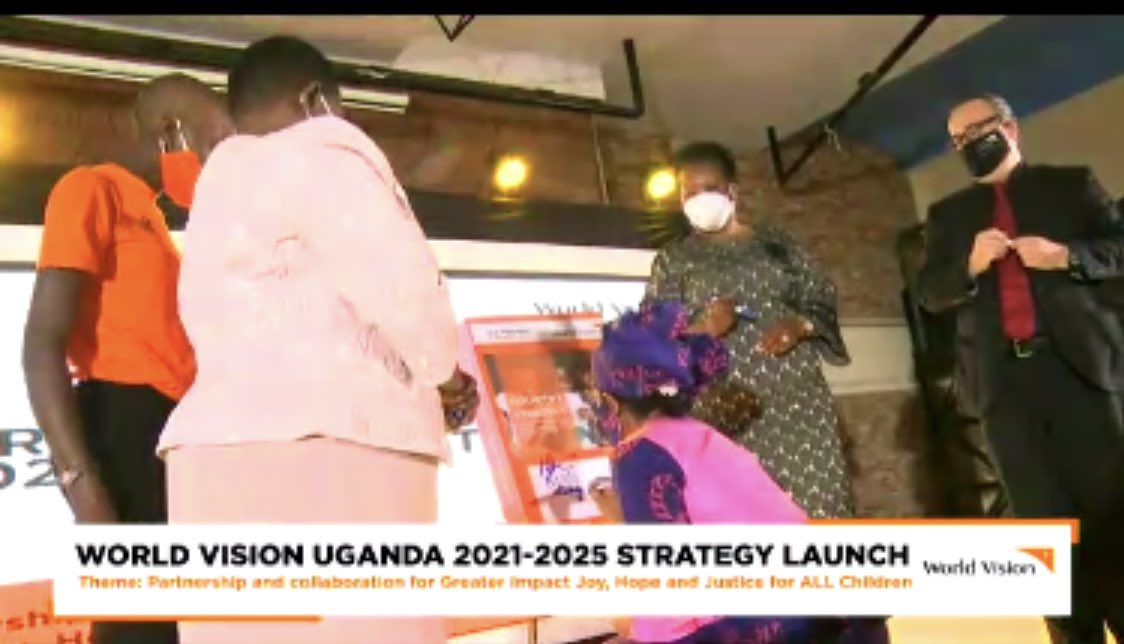lynn_namiiro's tweet photo. Our prime minister launching the @WorldVisionUg five year strategy 2021-2025 launch happening now .
#WVUStrategy
#partnership4Impact
#WeAreWorldVision https://t.co/tPe8xukPLE