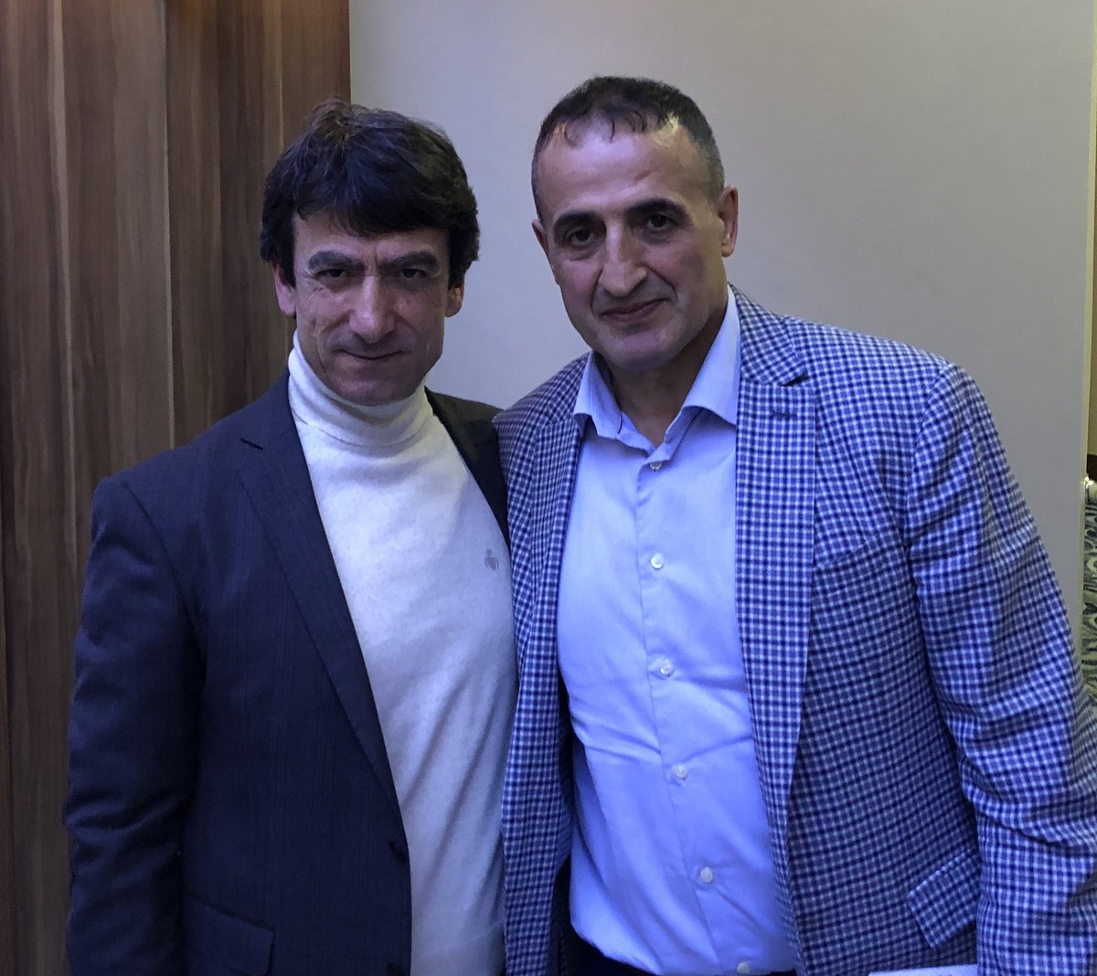 Bu imtidad-ı cevre-ki bahtın şitabı var.
Mihnet-medar olan feleğe intisabı var.
Eyler nesim-i subhu bize gird-bad-ı gam.
Bu rüzgar-ı bi mededin inkılabı var.