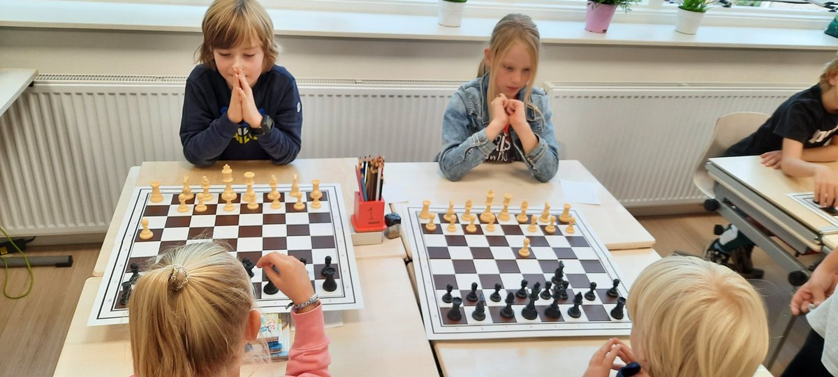 Groep 5 leert van meester Paul om te schaken. #schaken #spelen #denkwerk
