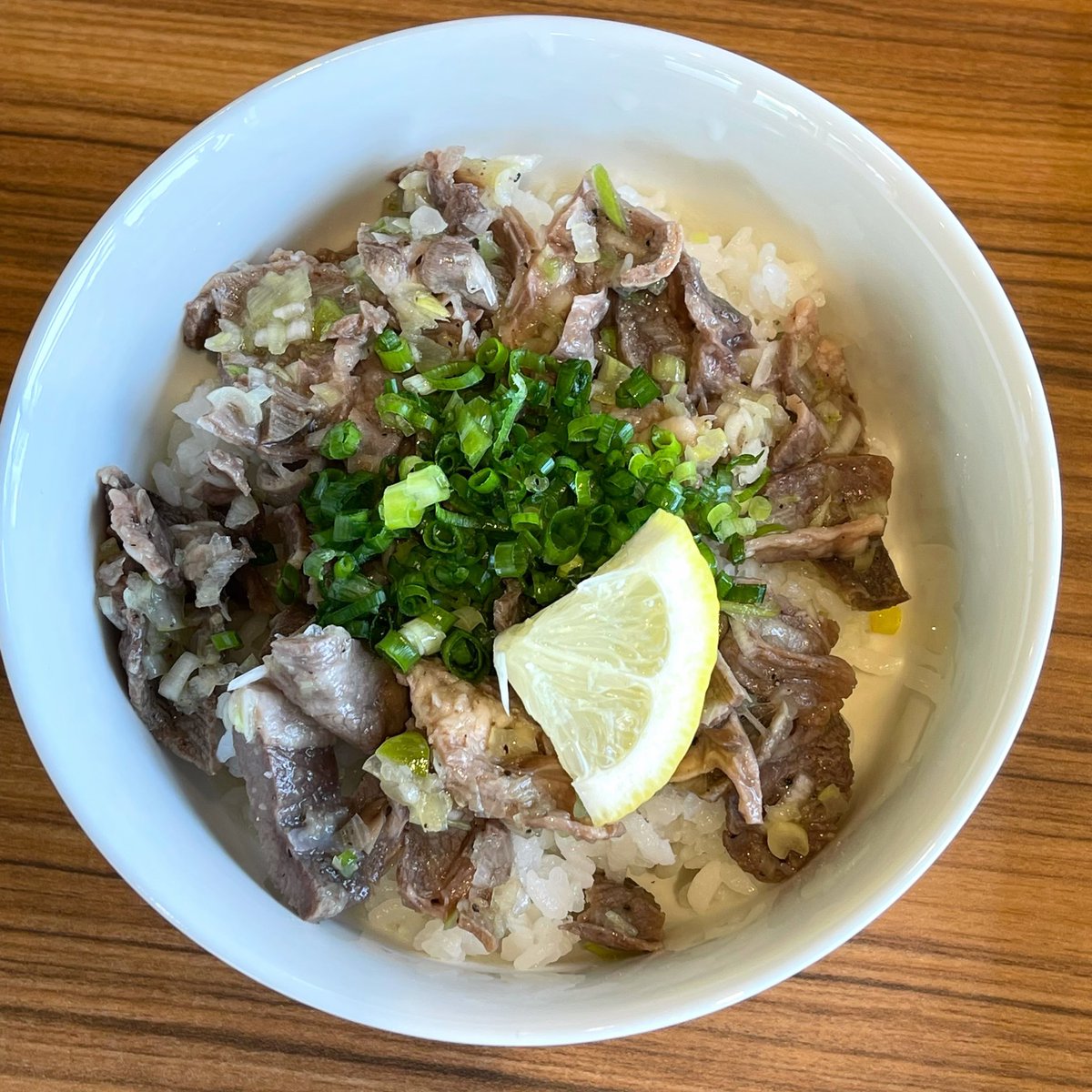 e206751's tweet photo. 【麺屋 牛と貝】

以前ツイートした9月15日オープン有名肉屋プロデュースのラーメンと丼もの合わせて４種類🍜食べてきてブログ更新したのでよかったら見てくださいね😋

実食レビュー付 ➡️ https://t.co/YEyNI6VnHg

牛タンのお肉😋うま味たっぷりラーメン絶品〜ネギ塩牛タン丼もうまい是非一緒に✌ https://t.co/U3WfxnA4Ya