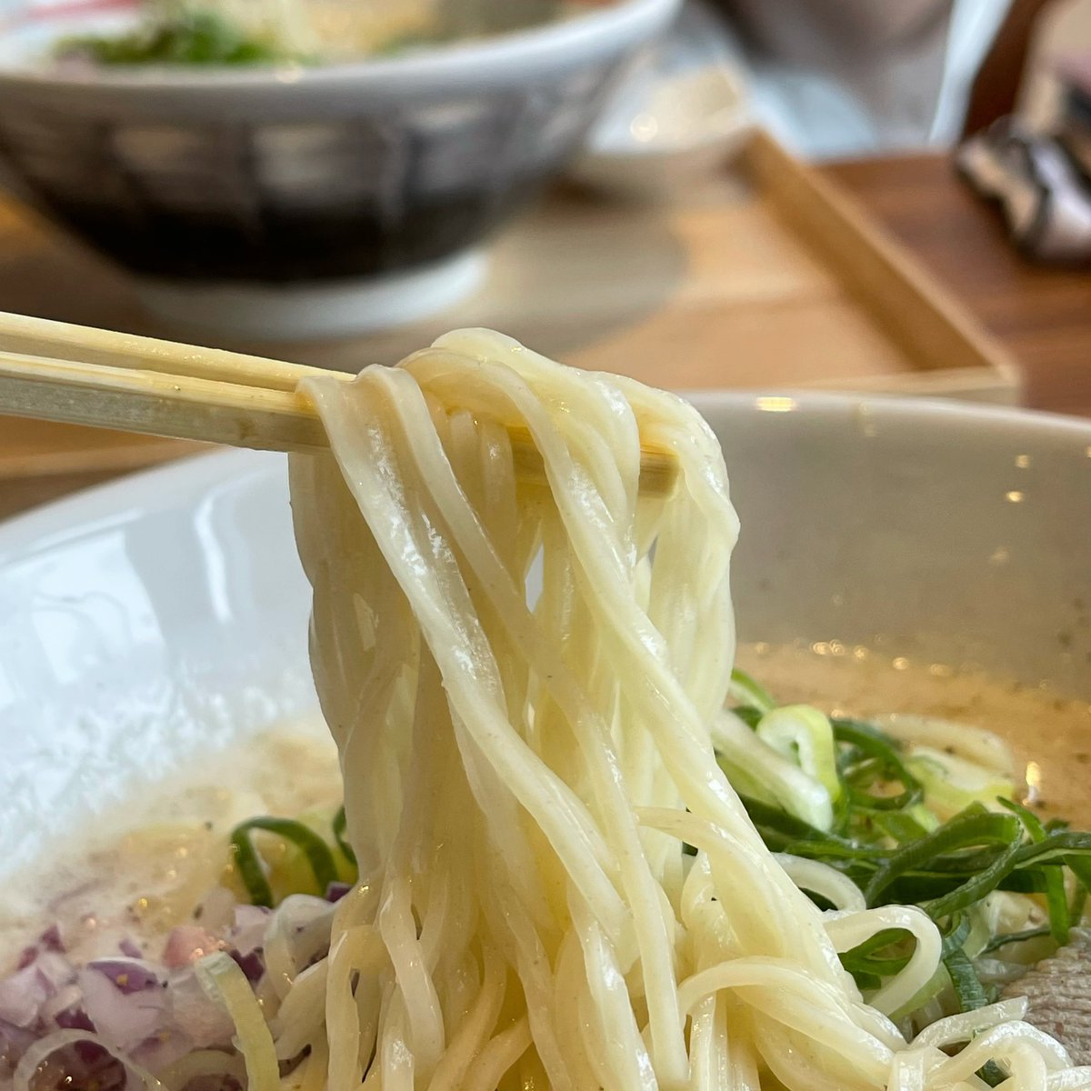 e206751's tweet photo. 【麺屋 牛と貝】

以前ツイートした9月15日オープン有名肉屋プロデュースのラーメンと丼もの合わせて４種類🍜食べてきてブログ更新したのでよかったら見てくださいね😋

実食レビュー付 ➡️ https://t.co/YEyNI6VnHg

牛タンのお肉😋うま味たっぷりラーメン絶品〜ネギ塩牛タン丼もうまい是非一緒に✌ https://t.co/U3WfxnA4Ya