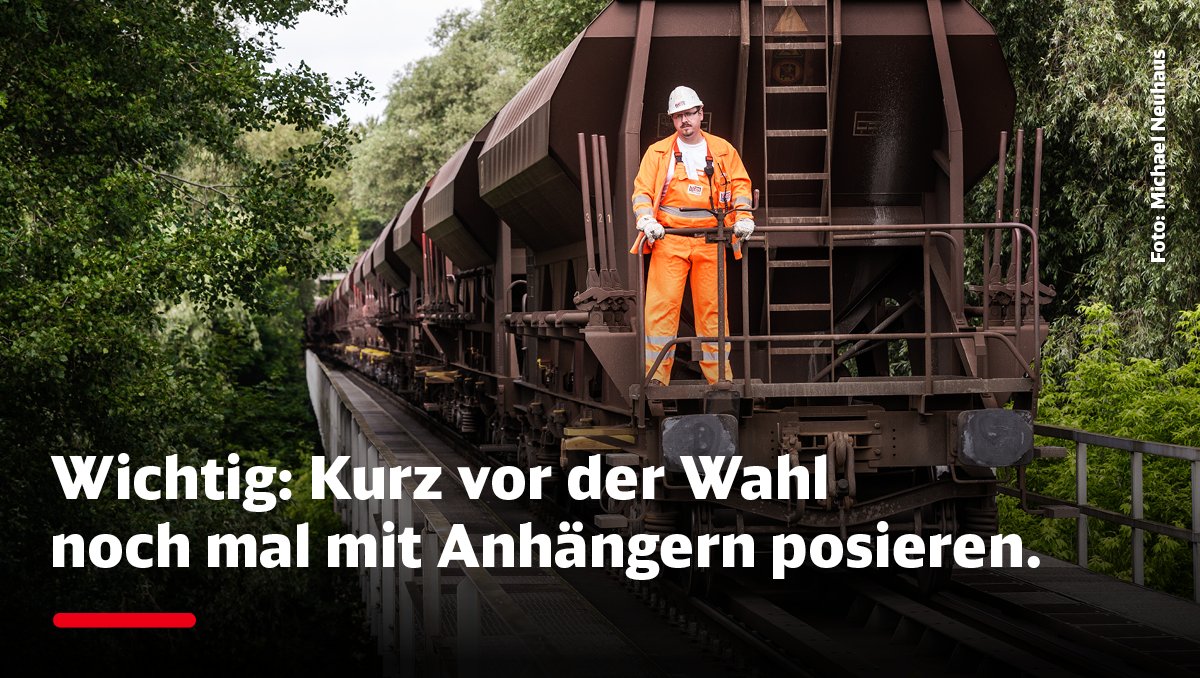 Ein Mitarbeiter in orangefarbener Schutzkleidung steht auf einem Güterwagen und blickt in Richtung Kamera.
Text: Wichtig: Kurz vor der Wahl noch mal mit Anhängern posieren.