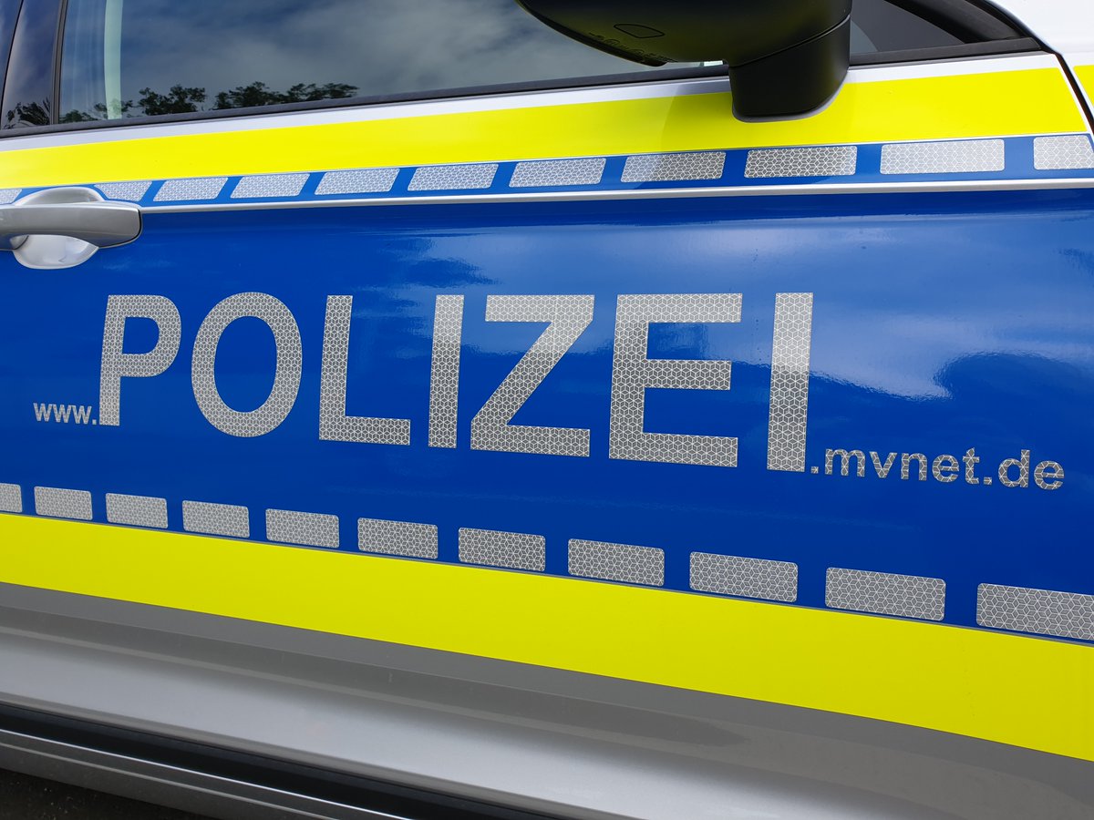 Polizei_MV's tweet photo. 🪧 Heute, ab 15 Uhr #Klimastreik in #Rostock mit bis zu 3000 Teilnehmenden. 
Aufzugsstrecke: Haedgehalbinsel-Kanonsberg-Lange Str.-Vogelsang-Grubenstr.-Am Strande-Haedgehalbinsel.
Stellt Euch auf Verkehrsbehinderungen ein.
Wir begleiten die Versammlung. 

#fridays4future https://t.co/rASdSdX5rz