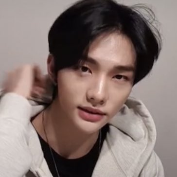 fluffshyunie's tweet photo. last vlive with                 first vlive with 
   long hair                          short hair https://t.co/RAroUiP2v0