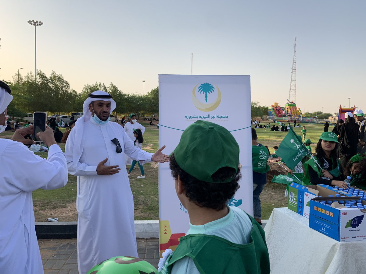 Sharurah's tweet photo. صور من مشاركة جمعية البر الخيرية بـ #شرورة بتوزيع المياه الصحية بمناسبة #اليوم_الوطني_السعودي ￼ بحضور رئيس مجلس الادارة الاستاذ محمد بن عوض الصيعري . https://t.co/Qp7Iu2LBvc