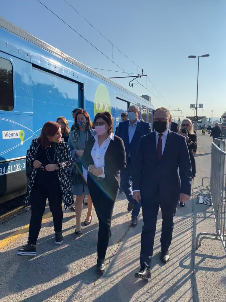 Transport_EU's tweet photo. #ConnectingEurope Express is an excellent opportunity to come together &amp; create much-needed political &amp; social momentum to put rail at the heart of our sustainable, smart &amp; resilient mobility of the future – let’s continue to make the most of it. @AdinaValean in 🇸🇮 #EUYearofRail https://t.co/kxDaDmNGJJ