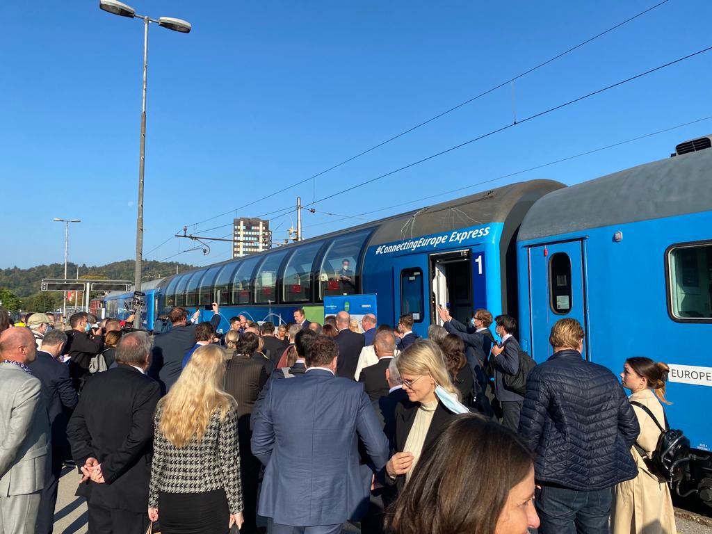 Transport_EU's tweet photo. #ConnectingEurope Express is an excellent opportunity to come together &amp; create much-needed political &amp; social momentum to put rail at the heart of our sustainable, smart &amp; resilient mobility of the future – let’s continue to make the most of it. @AdinaValean in 🇸🇮 #EUYearofRail https://t.co/kxDaDmNGJJ