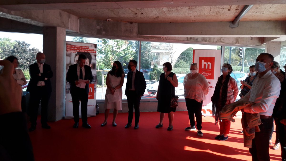 LMHabitat's tweet photo. Après la visite et dévoilement de la plaque, place aux discours de @PhilippeCochet, maire de @villeCaluire, @BlandineCollin, présidente de @LMHabitat, et @RenaudPayre, vice président à la Métropole @grandlyon.
#hlm #logementsocial @UnionHlm @federationOPH https://t.co/CGrU2zn1OR