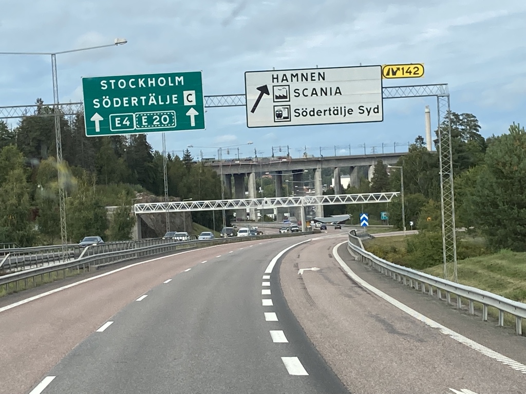 Donderdag 12.00u: laden bij Stockholm. Vrijdag 12.00u: pauze maken bij Groningen. Dan heb je best aardig doorgereden 😎 #bijnaweekend #trotsopvervoer