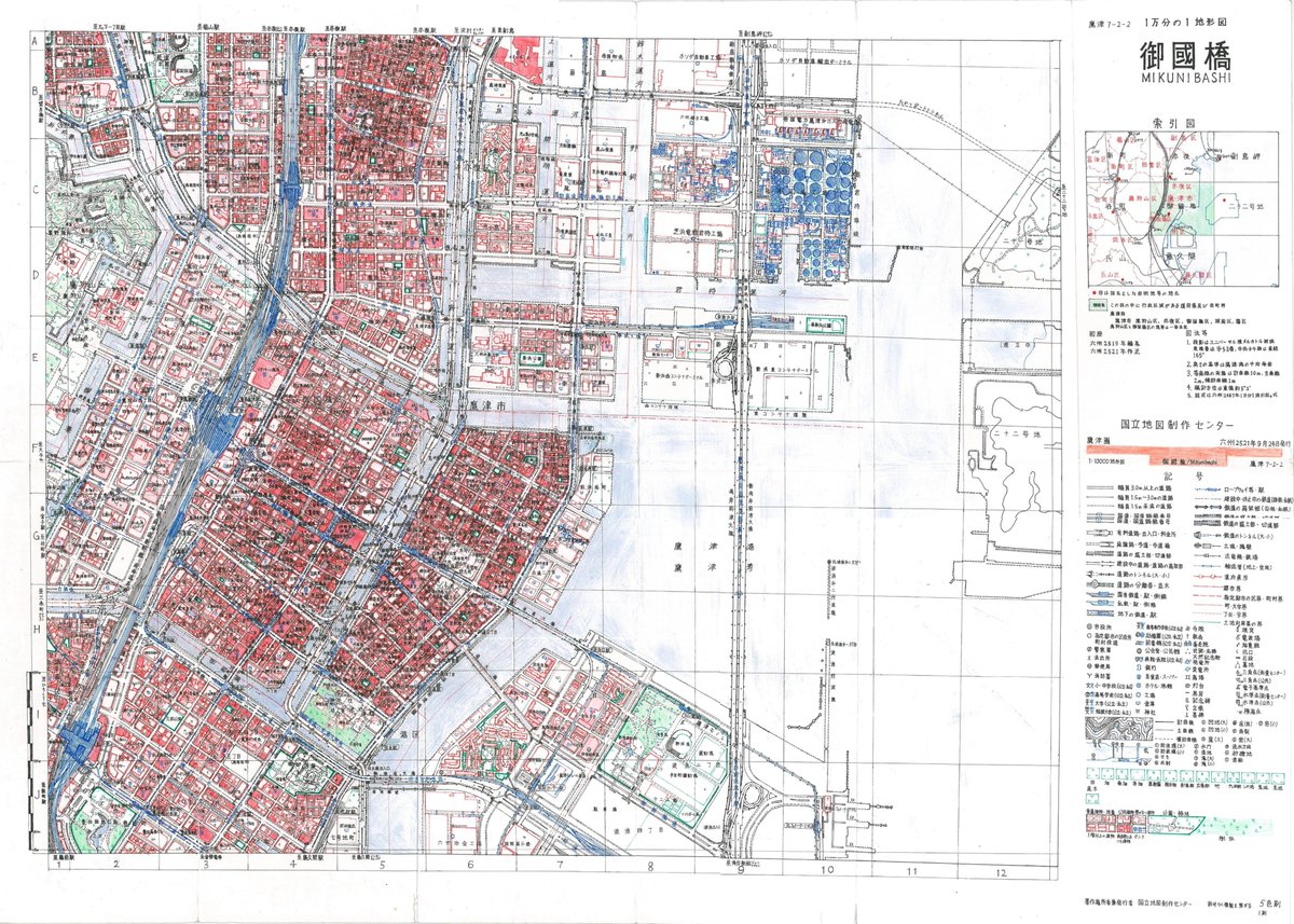 制作に7ヶ月かけた空想地図「1万分1地形図・御國橋」が完成。道路・建物から文字のレタリングに至るまですべてが手作業。世界にひとつしか存在しない地図でございます。
 #ボールペン #空想地図 #架空地図 #鷹津市 