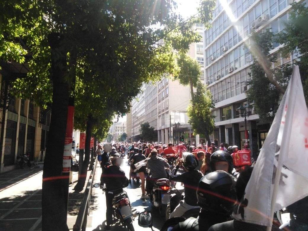 laf_portal's tweet photo. [Αθήνα] Η απεργιακή μοτοπορεία των εργαζομένων δικύκλου βρίσκεται έξω από το υπ.εργασίας. 
Οργάνωση στη βάση, αγώνας ταξικός
Ανθρώπινος δεν γίνεται ο καπιταλισμός
#antireport #laf_portal https://t.co/zvm5tT6qQz