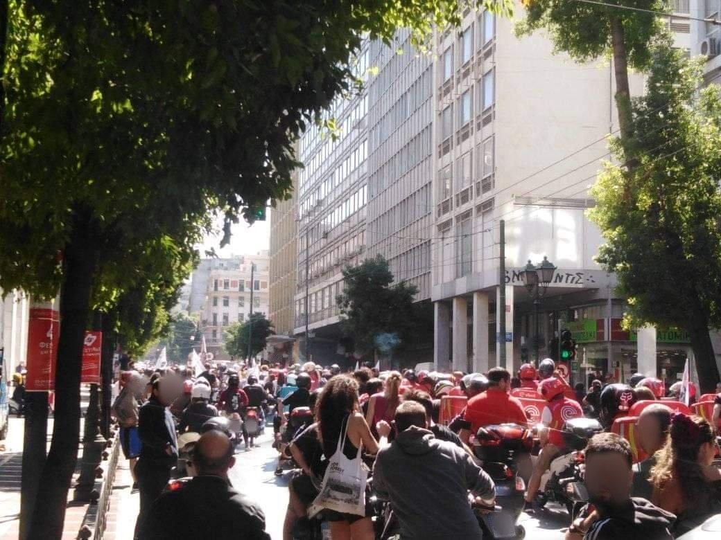 laf_portal's tweet photo. [Αθήνα] Η απεργιακή μοτοπορεία των εργαζομένων δικύκλου βρίσκεται έξω από το υπ.εργασίας. 
Οργάνωση στη βάση, αγώνας ταξικός
Ανθρώπινος δεν γίνεται ο καπιταλισμός
#antireport #laf_portal https://t.co/zvm5tT6qQz