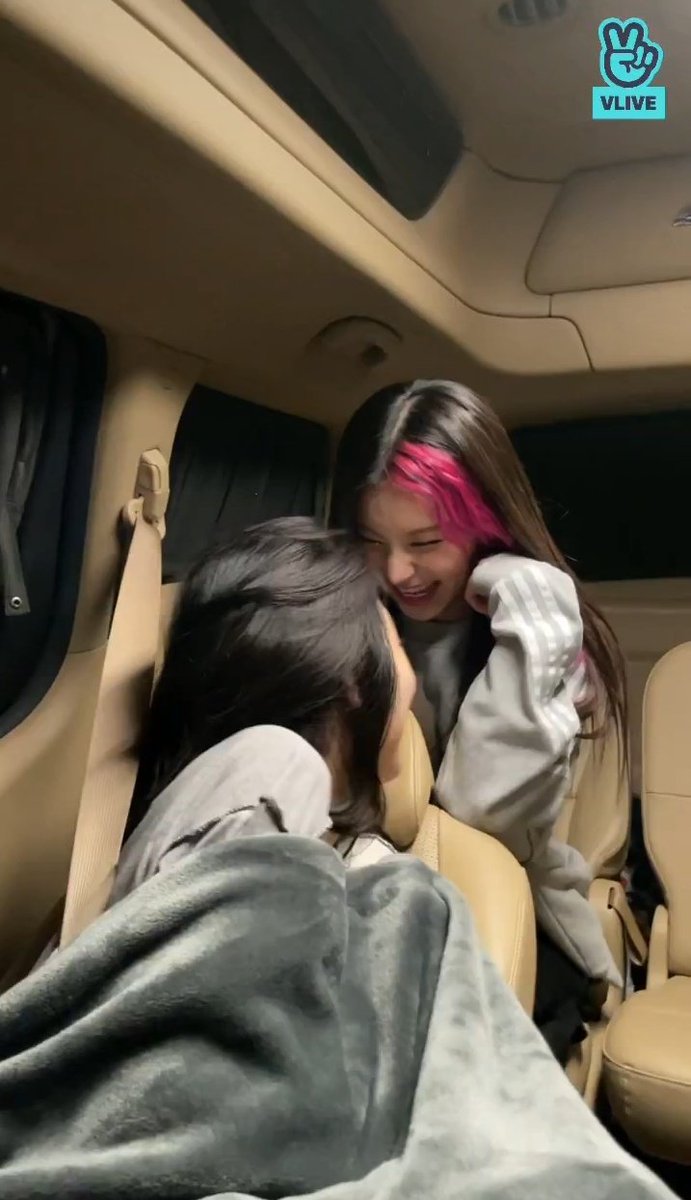 hyjbestgirl's tweet photo. THIS IS SO CUTE 😫💓 https://t.co/TBg4Twpia3