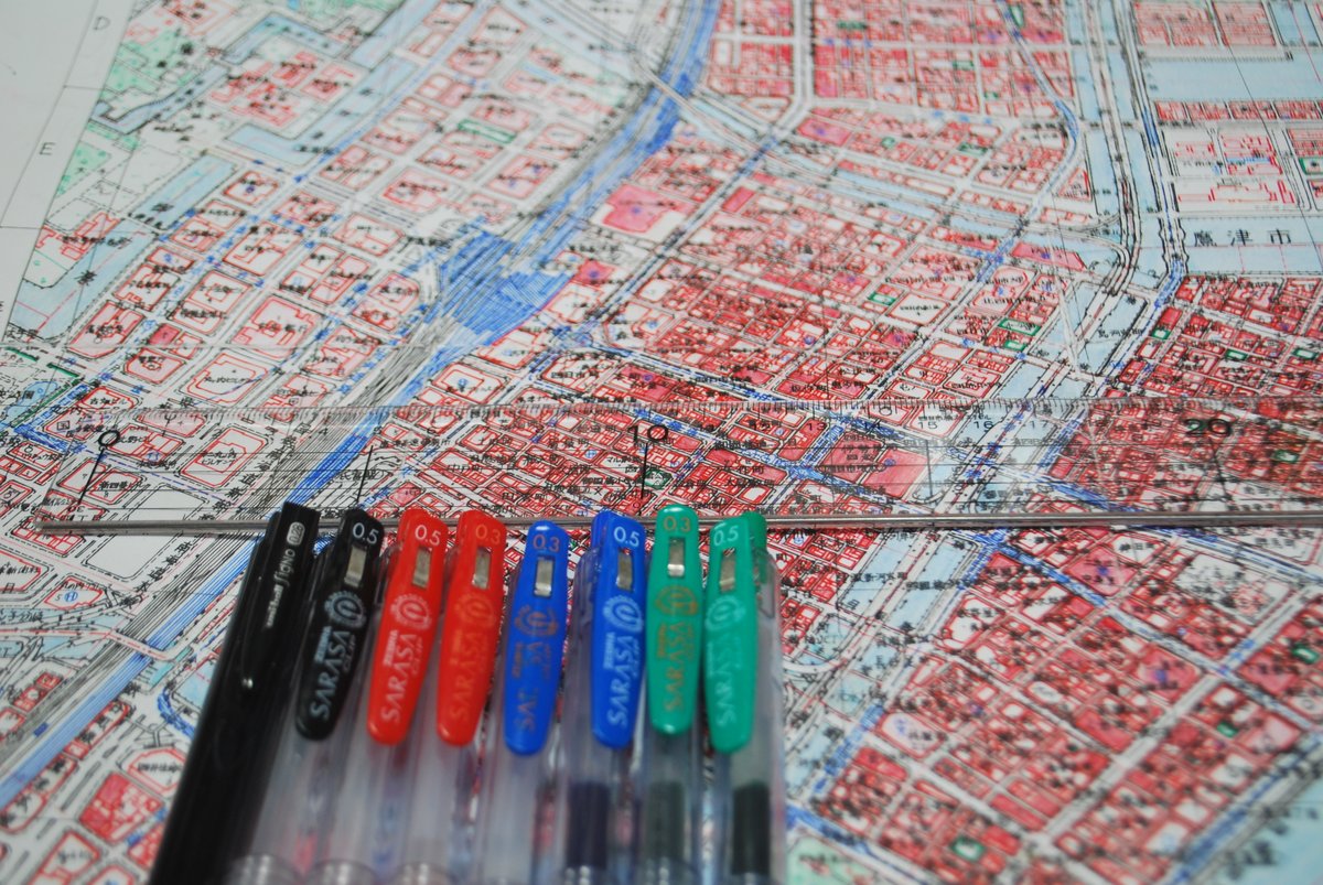 制作に7ヶ月かけた空想地図「1万分1地形図・御國橋」が完成。道路・建物から文字のレタリングに至るまですべてが手作業。世界にひとつしか存在しない地図でございます。
 #ボールペン #空想地図 #架空地図 #鷹津市 