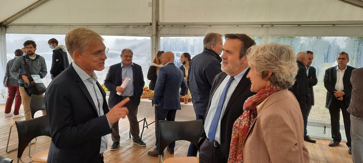 Th_Guimbaud's tweet photo. [#EnergiesRenouvelables] Nous lançons avec Luxel, filiale @EDF_RE, un partenariat pour la production d’électricité #photovoltaïque sur le domaine public #fluvial. Après l’#Hydroelectricité, 1 nouvelle réponse  pr développer tjs + le potentiel énergétique du réseau @vnf_officiel https://t.co/hTj82lc01X