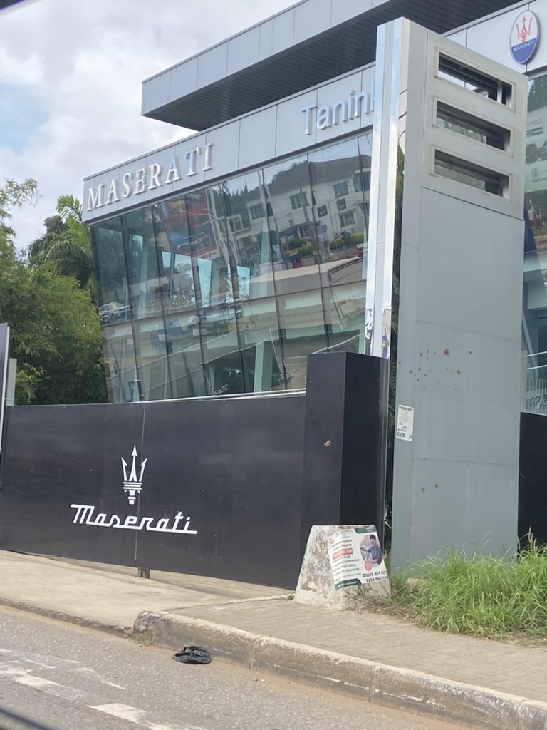 AmeyawDebrah's tweet photo. Wow we have a Maserati distributor or dealership in Accra? Nice https://t.co/dvogmhcAxK