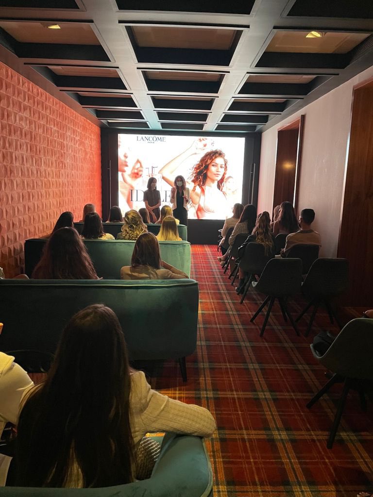 InusualEvents's tweet photo. sudaderas, unos frascos de Idole y unas tarjetas con el sitting. Decoramos el espacio con flores con los tonos de la marca de Lancome. #presentación #perfume #lancome #cosmética #mujeres #mujeresseguras #tiktokers #influencers #inusual #inusualevents #inusualdigital #nadanospara https://t.co/GaBDeI09HS