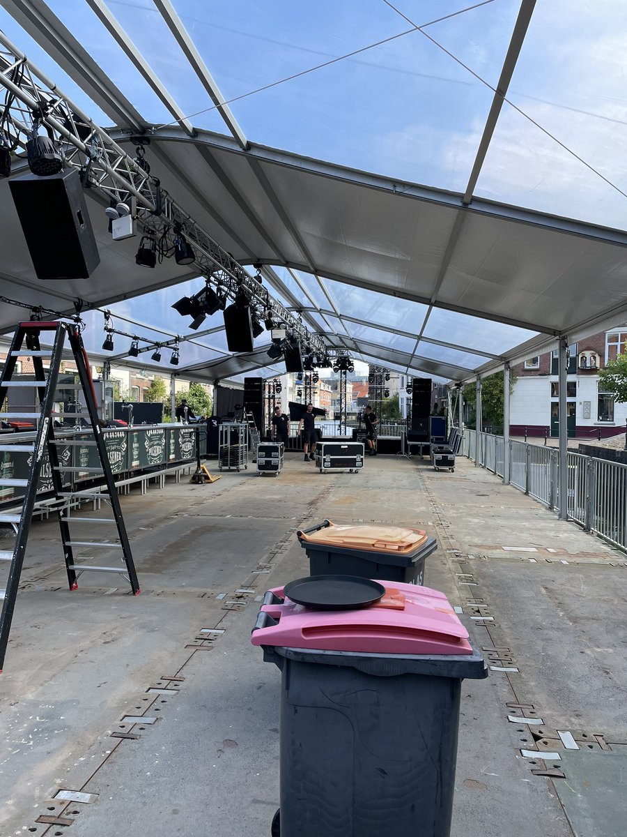 Wij zijn er bijna klaar voor! Jullie ook? #sjiek #feest #eerstevanhetjaar #schiedam