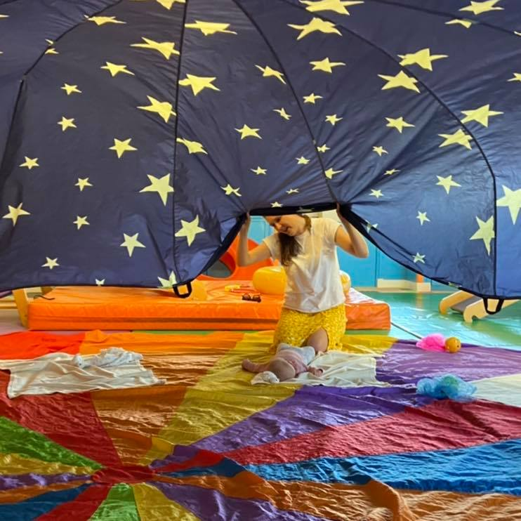 GymboreePlayNR4's tweet photo. Can you guess what song we are singing under the starry parachute in our Babies class today? Our super classes include tummy-time activities, auditory and visual stimulation, tactile play and of course bubbles and parachute play! BOOK NOW and join in the fun! https://t.co/WCpEGRjPxQ