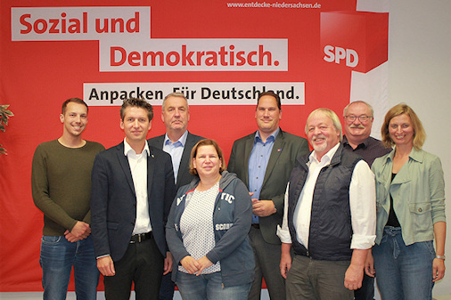 SPDLingen's tweet photo. Konstituierende Sitzung der neuen SPD-Stadtratsfraktion erfolgt

Die SPD-Stadtratsfraktion hat sich gegründet. Andreas Kröger tritt dabei als Fraktionsvorsitzender die Nachfolge von Edeltraut Graeßner an. 

https://t.co/KtwK5pvFRQ https://t.co/zjMQWWJMOE