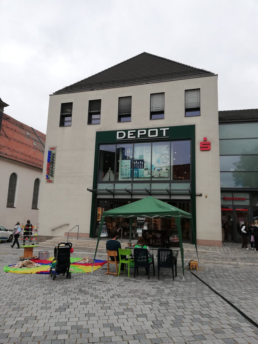 Wir sind heute wieder in der Bayreuther Innenstadt und stellen Trial of Two aus! Ihr könnt euch auch direkt vor Ort für das morgige Turnier vorbereiten und  anmelden 👀