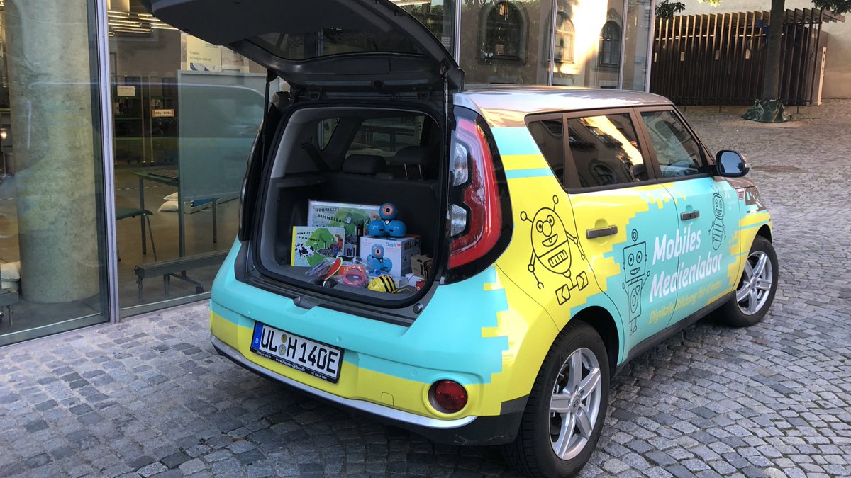 TobiasBringmann's tweet photo. Kinder gegen #Verschwörungsmythen und #Fakenews im Netz stark machen - @ulm_donau geht zur Aufklärung mit "Mobilem Medienlabor" gezielt in Kita's, Kindergärten und Grundschulen.
Frühe #Medienkompetenz ist so wichtig.
👏
#Ulm4CleverCity #SmartCity #Digitalisierung https://t.co/JacD6UE57X