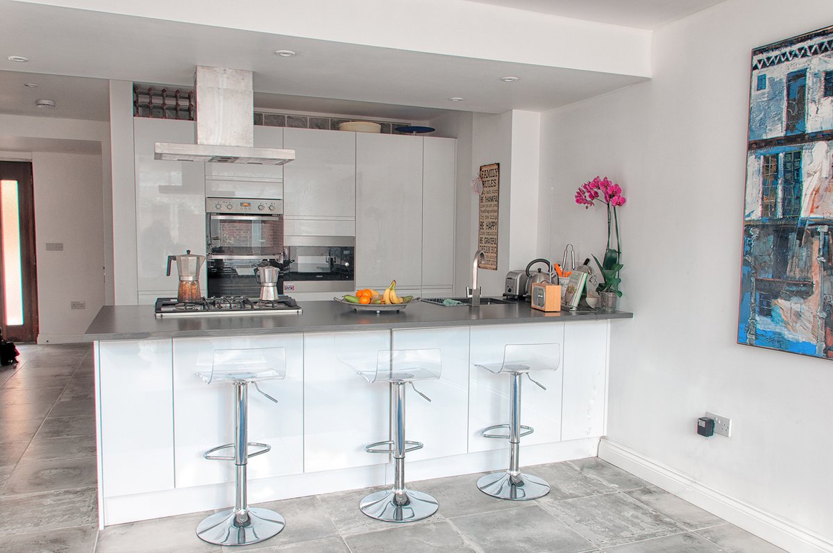 A look at this full kitchen renovation completed by the FIXAS team in Holland Park. 🍳 Our client opted for sleek kitchen units from <a href="/BenchmarxUK/">Benchmarx Kitchens & Joinery</a> 

🔨 Thinking of transforming your home? Email info@fixas.co.uk💻 for all personalised quotes.
