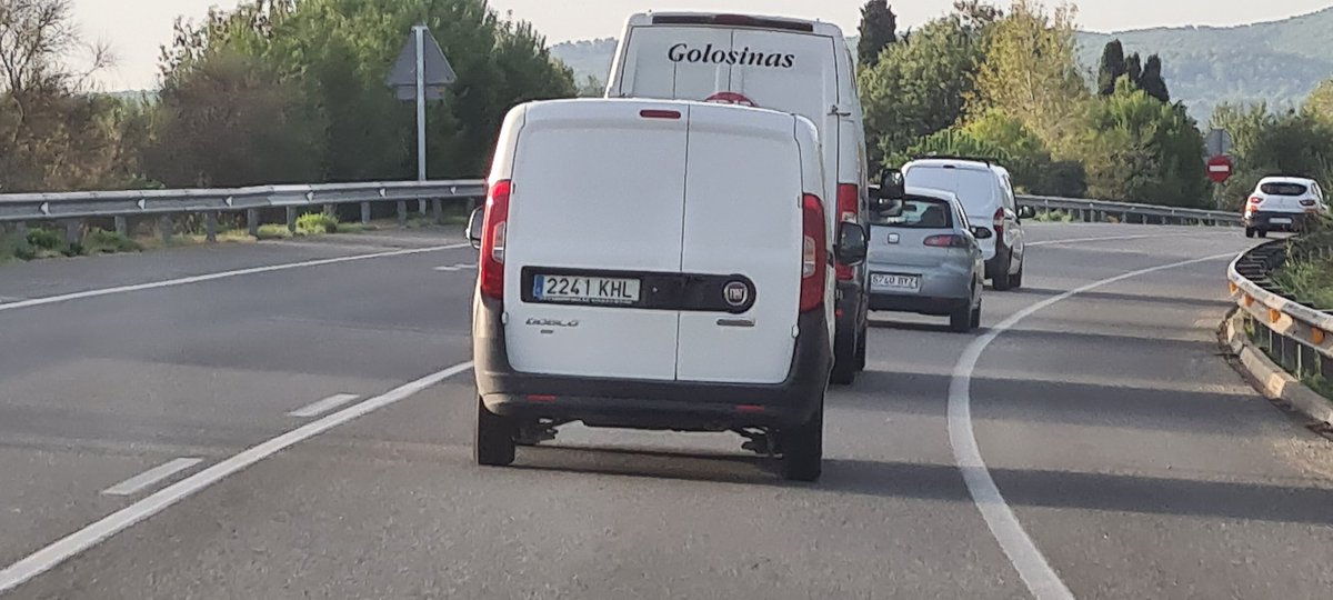 heleenmoorman's tweet photo. Este #conductor es muy #antisocial. No nos deja entrar en la carretera pone más velocidad para bloquear nos! Además esta pegado en el coche adelante... https://t.co/8OkwPAd519
