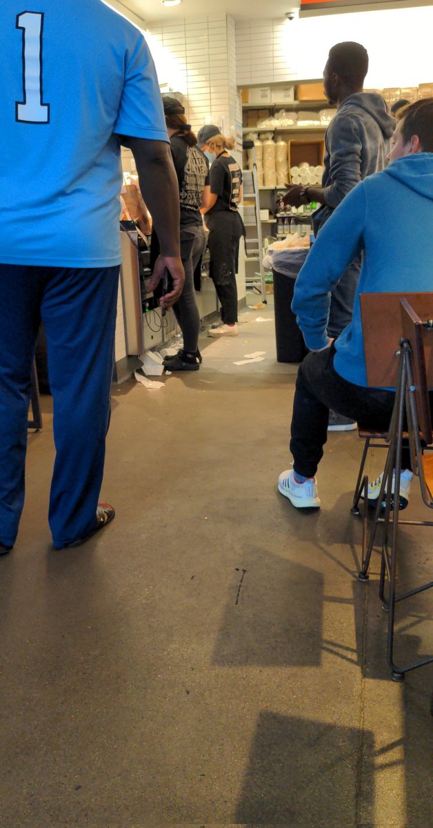 Alright <a href="/ChipotleTweets/">Chipotle</a> it's time to pull the plug on your Broad Ripple location 💀 y'all have a army of door dashers ready to murder your online order team 😭