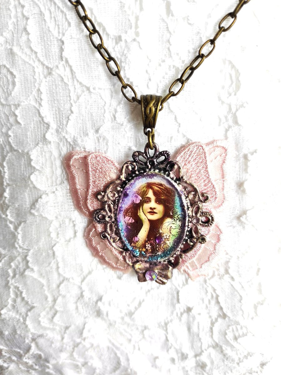JeanfbJf's tweet photo. Voici ce que je viens d'ajouter dans ma #boutiqueetsy : Collier romantique Hélèna, portrait de femme rétro vintage, papillon en dentelle rose https://t.co/AtPW7iveVF #femmes #fetedesmeres #ideecadeaufemme #cadeauadolescente #cadeaupourmaman #remisedestockage #cadeaudev https://t.co/rNVTU4rPTi