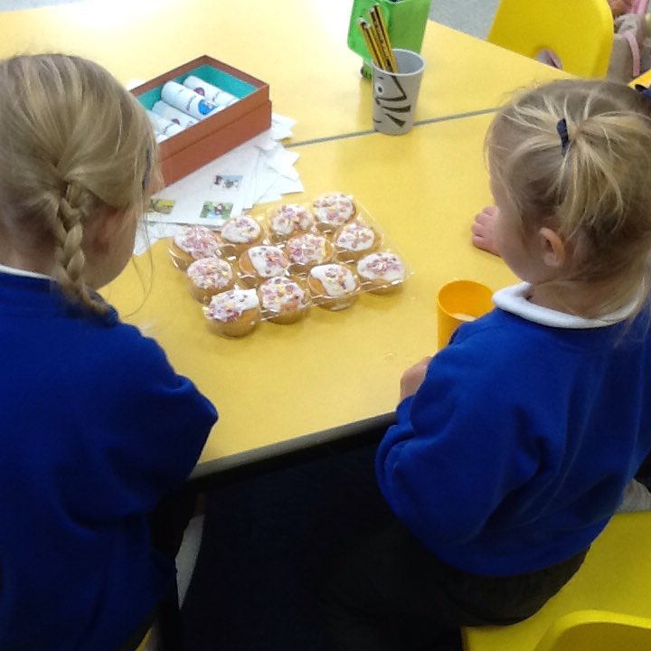 Foundation Stage had lots of fun decorating their cakes and enjoyed eating them too🍰😋 They all brought in their £1's in support of #MacmillanCoffeeMorning #LondonMarathon