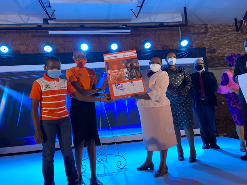 sheilahsays1's tweet photo. Mr.Baraka Edward of the children's Parliament, receive a @WorldVisionUg Education Beneficiary from Butambala & Hon. @RobinahNabbanja of @OPMUganda Launching the 2021-25 Strategy at @GolfCourseHotel Uganda.
#WVUStrategy
#Partnership4Impact
#WeAreWorldVision https://t.co/0yVxhqFOku