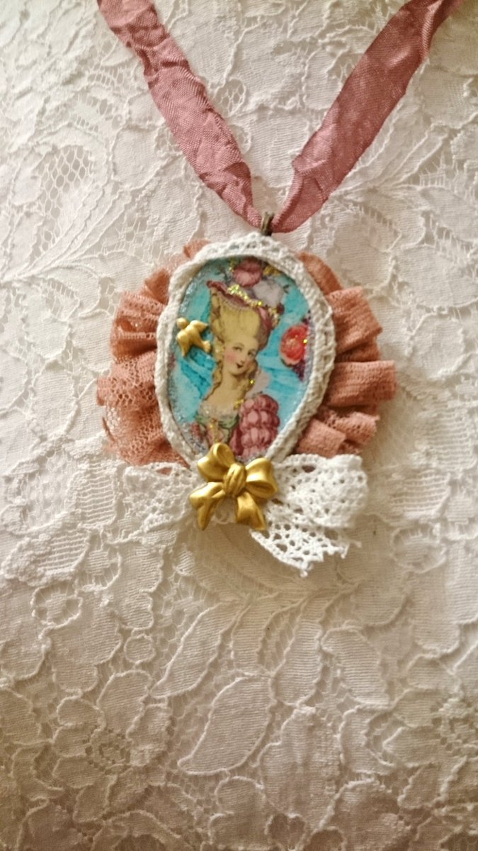 JeanfbJf's tweet photo. Voici ce que je viens d'ajouter dans ma #boutiqueetsy : Collier Marie Antoinette reine de Versailles, oiseau et noeud doré, dentelle vieux rose et noeud blanc https://t.co/071sbYEERO #rose #blanc #non #femmes #noel #oui #noud #marieantoinette #collierreineversailles https://t.co/f3fH9IRNlK