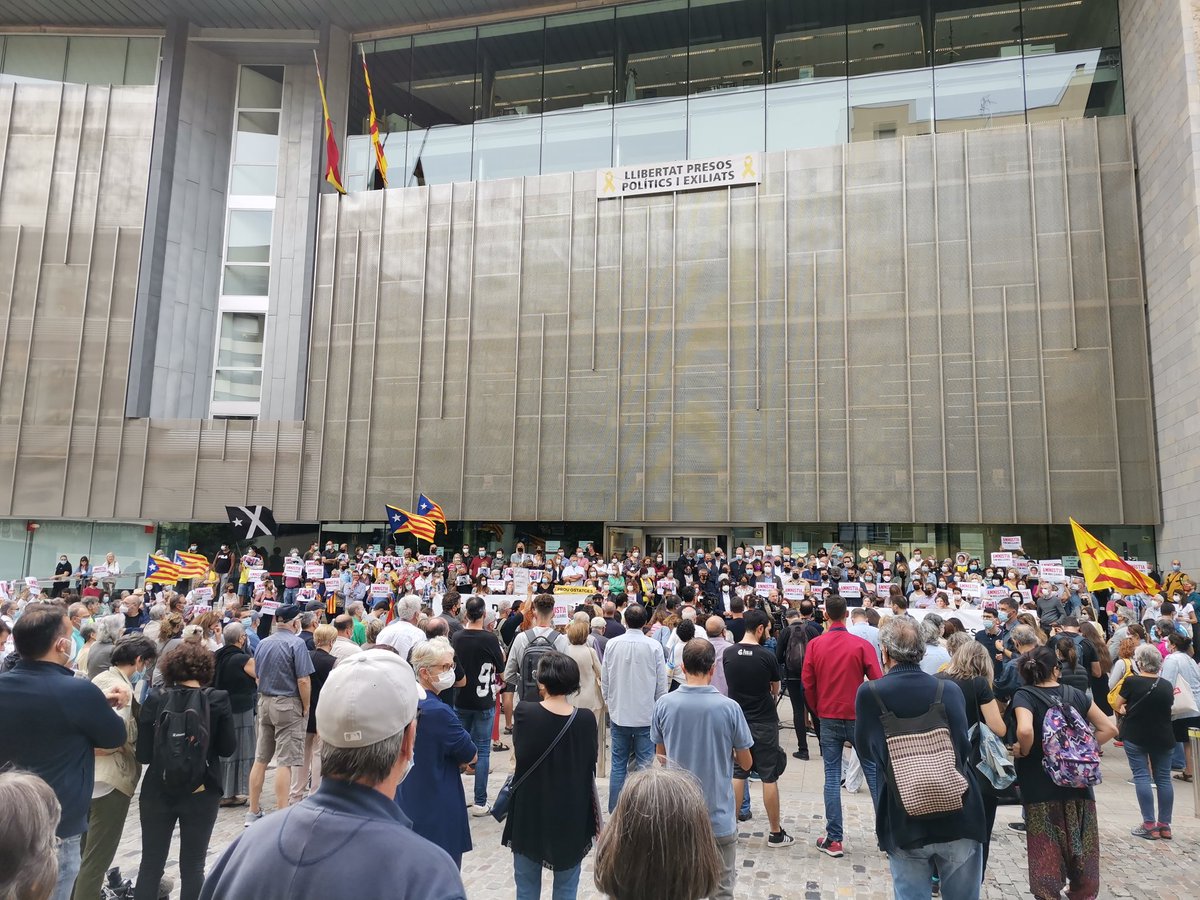 cbonaventura's tweet photo. A la concentració davant la seu de la Generalitat a Girona en suport al president @KRLS. #FreePuigdemont #PuigdemontElNostrePresident @GironaVota https://t.co/7IdgIK5F4D