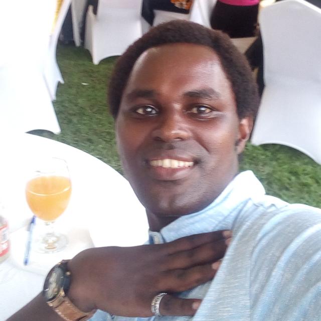 BoneshaFM's tweet photo. #Burundi
Aimé-Richard Niyonkuru, journaliste à la Radio Bonesha FM malmené et arrêté par la police de Kamenge, le matin de ce vendredi alors qu'il enquêtait sur l'explosion de la grenade qui aurait coûté la vie à deux personnes. @NtareHouse
@CNC_BURUNDI @CNIDH_Bdi 

#FreePress https://t.co/zyk8gxxJMu