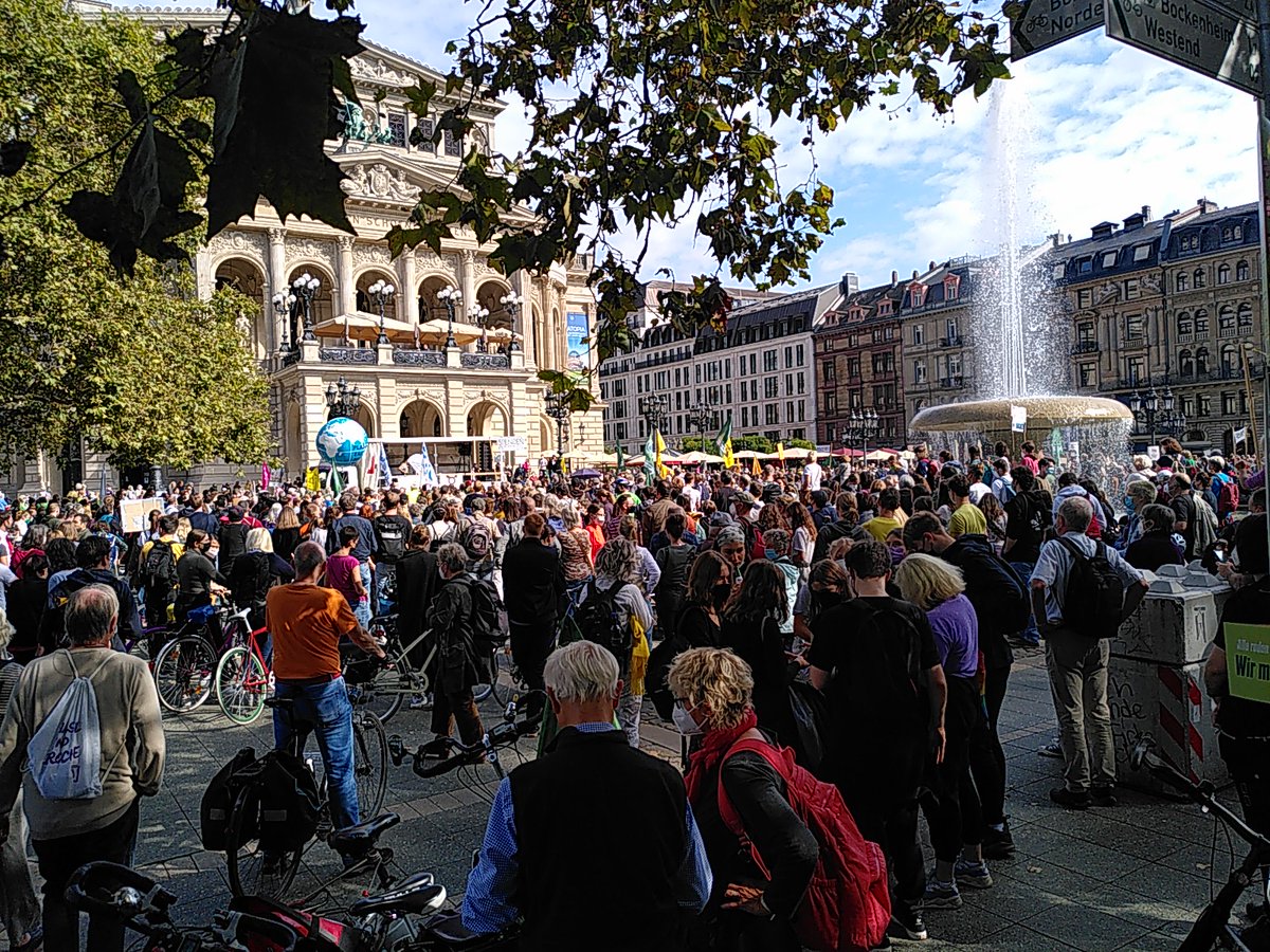 geobiodiversity's tweet photo. Der Opernplatz ist voll!
#2409 #AllesfuersKlima #Frankfurt
#fridays4future #SenckenbergForFuture
https://t.co/9c3Zio1NuF https://t.co/VHI4Urw899