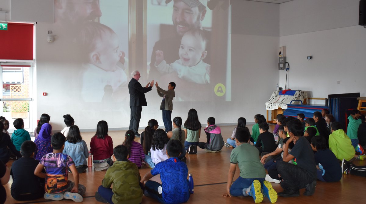 priestmeadproud's tweet image. Our Y6&apos;s engaged in a fascinating &apos;Looking at Light&apos; workshop today! They learnt all about how light travels, the different sources of light and how it reaches our eyes through reflections. 👁️💡✨ #LightWorkshop #ScienceWorkshop #LookingAtLight @priestmeadproud