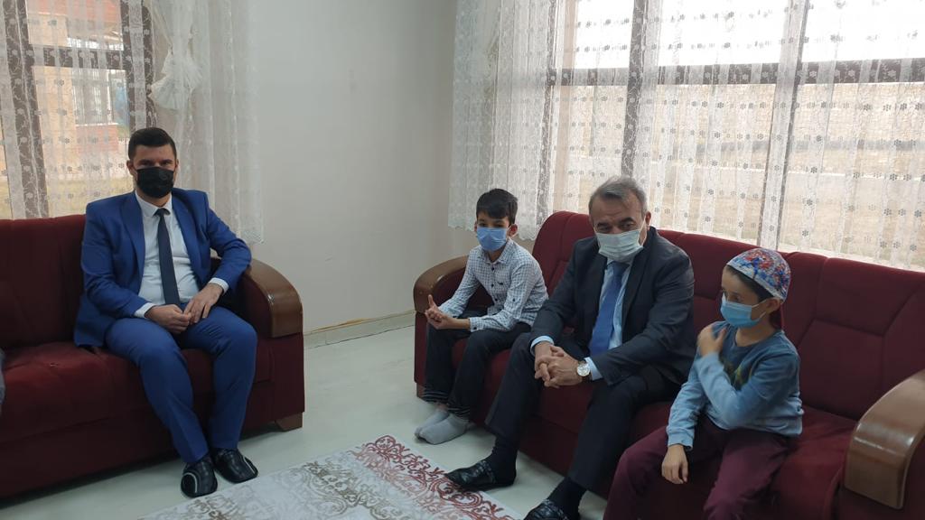 BozuyukCes's tweet photo. Bozüyük Kaymakamımız Adem Öztürk Kuruluşumuzu ziyaret etti. Çocuklarımızla yakından ilgilenen Kaymakamımıza Kuruluşumuz ve çalışmalarımız ilgili bilgi verdik.
 İlçe Sağlık Müdürü Dr.Büşra Özmen de ziyarete katıldı. Çocuklarımıza hediyeler verildi.
@bozuyukkaymakam 
@bilecikashb https://t.co/3sGNbesqyU