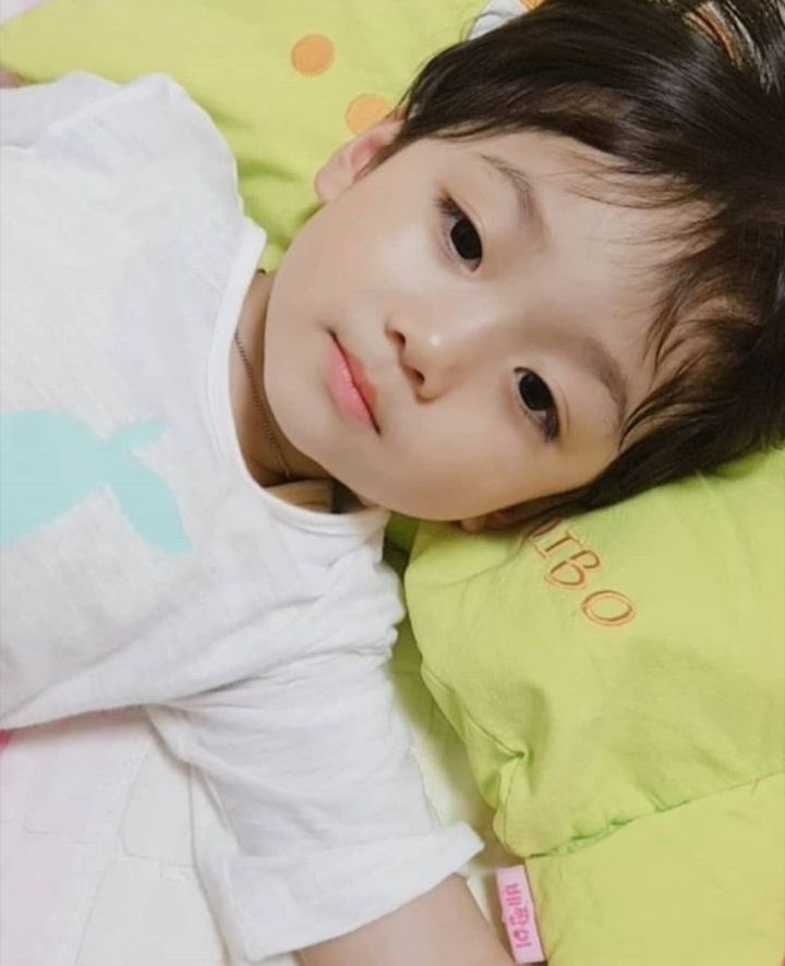 rancangrenjana's tweet photo. Udah abis satu buku, boro2 bobo. Kimchi malah makin melek.

“Kok ga ngantuk, Nak?”
“Appa, kenapa malem2 harus bobo?”

Perks of being anaknya Regas yg super random memang. Jd suka ngasi pertanyaan random jg.

Kira2 Regas jawab apa ya? https://t.co/ko80k0ha3x