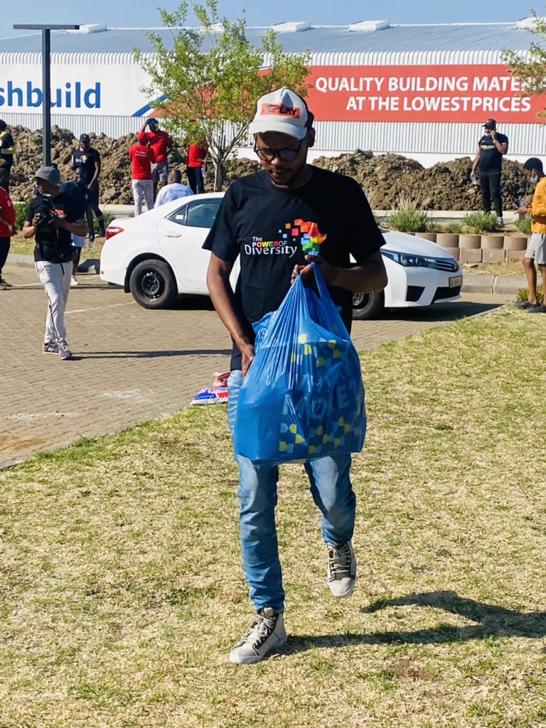 ThembaMfazwe's tweet photo. Thank you @OldMutualSA @Twizza_ZA and more importantly to my community we managed to collected 184 new pairs of school shoes!!!! @MaxMolelekoa @PNdovane @CupidSize ndiyabulela https://t.co/DKrazg7cF7