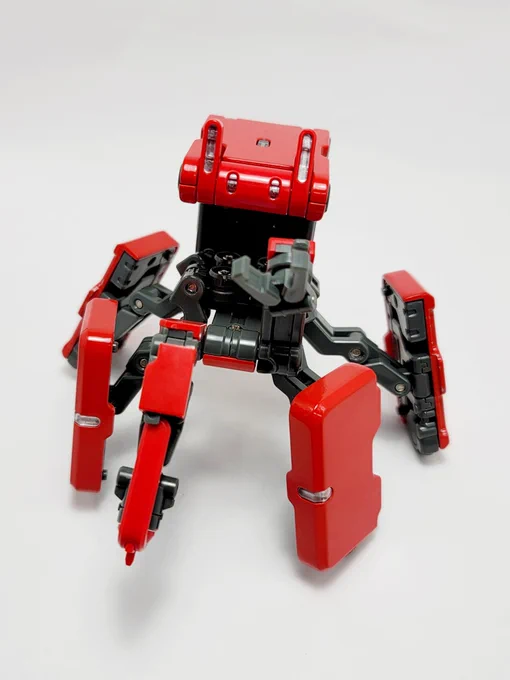 52TOYSのMEGABOXシリーズのTUKURUです。MARUTTOYSのMiZさんとのコラボでシリーズ初のダイキャスト製でずっしり重いです。
これは最高デザインですね!良く動き可愛さと工業的なデザインが合わさって素晴らしいです。日本でも手に入れられて嬉しいです。

#52TOYS 