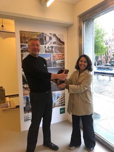 ArchiPuntDR's tweet photo. DAP21: De stemlijn is gesloten! Er kan nu niet meer gestemd worden voor de PublieksPrijs! De trofeeën zijn opgehaald bij de vorige winnaars DAP18: De Zwarte Hond (VakjuryPrijs) en Architectenburo Van Ruth (PublieksPrijs). @myrtevandijk poetst ze nu op voor de  uitreiking morgen! https://t.co/ciYcN4EjqS