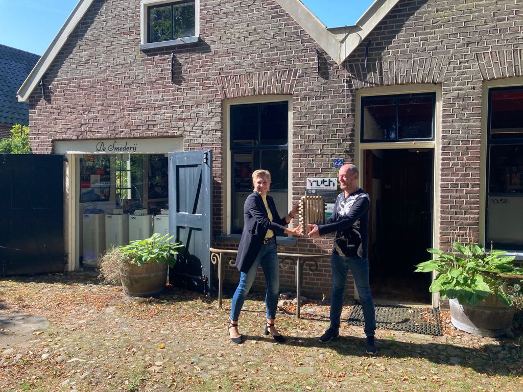 ArchiPuntDR's tweet photo. DAP21: De stemlijn is gesloten! Er kan nu niet meer gestemd worden voor de PublieksPrijs! De trofeeën zijn opgehaald bij de vorige winnaars DAP18: De Zwarte Hond (VakjuryPrijs) en Architectenburo Van Ruth (PublieksPrijs). @myrtevandijk poetst ze nu op voor de  uitreiking morgen! https://t.co/ciYcN4EjqS