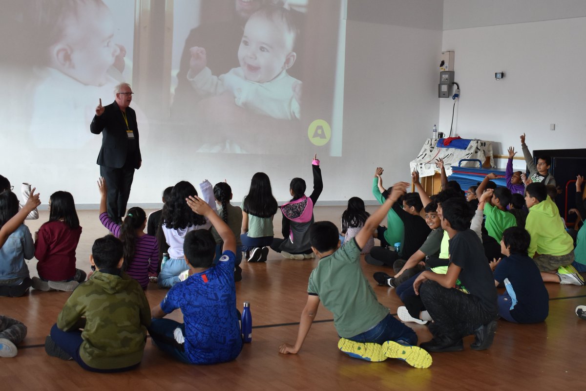 priestmeadproud's tweet image. Our Y6&apos;s engaged in a fascinating &apos;Looking at Light&apos; workshop today! They learnt all about how light travels, the different sources of light and how it reaches our eyes through reflections. 👁️💡✨ #LightWorkshop #ScienceWorkshop #LookingAtLight @priestmeadproud