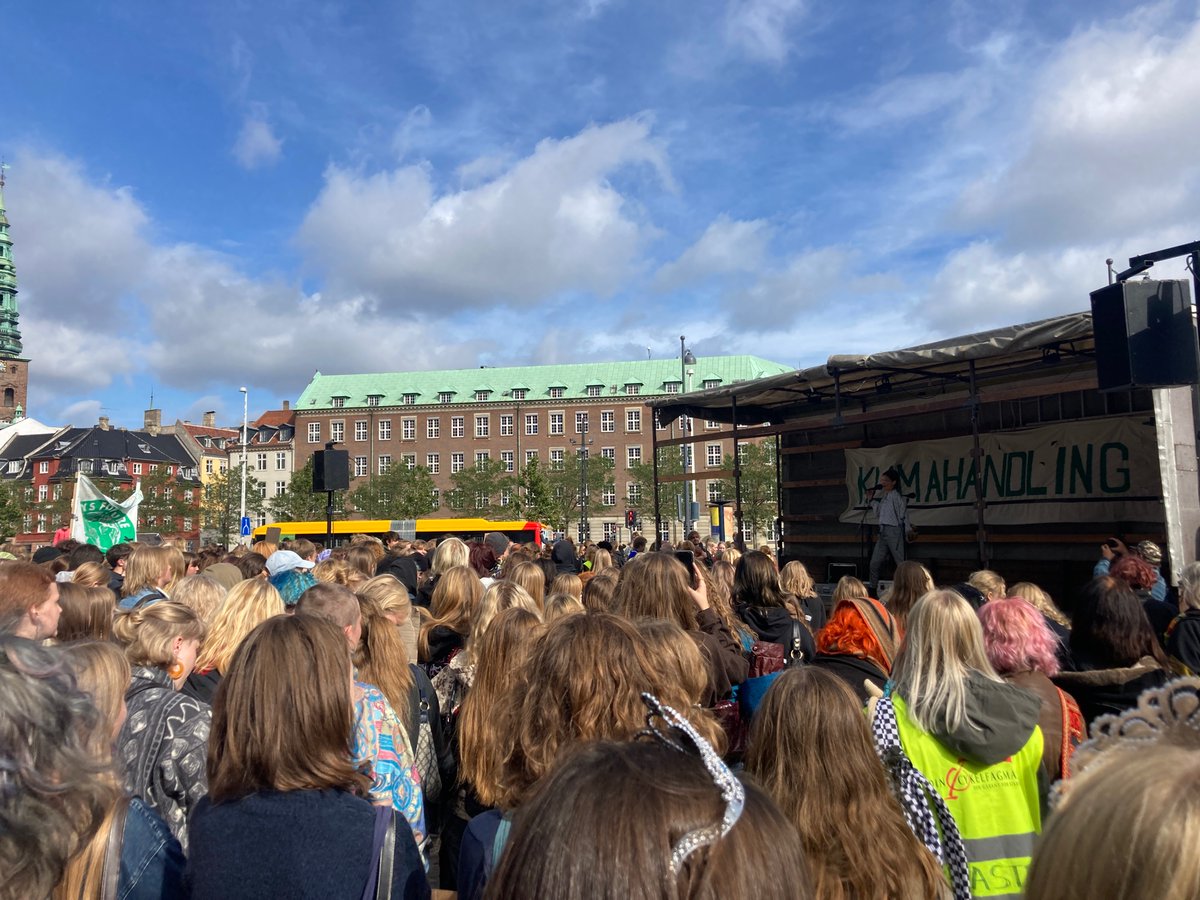 ExtinctionRDK's tweet photo. Speaking today on behalf of #XR and the wild animals suffering in the worldwide mass extinction, @idals_ encourages us to keep fighting the good fight at today’s #ClimateStrike #KlimahandlingNu @klimastrejke https://t.co/xhyOgdBm8S