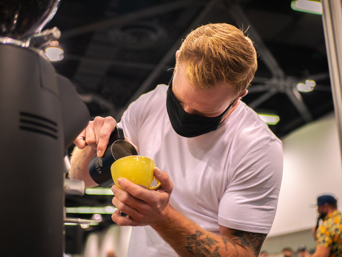 Say hello to autumn and many spiced lattes. What's your favorite drink? #FallFriday #Autumn #CoffeeTime