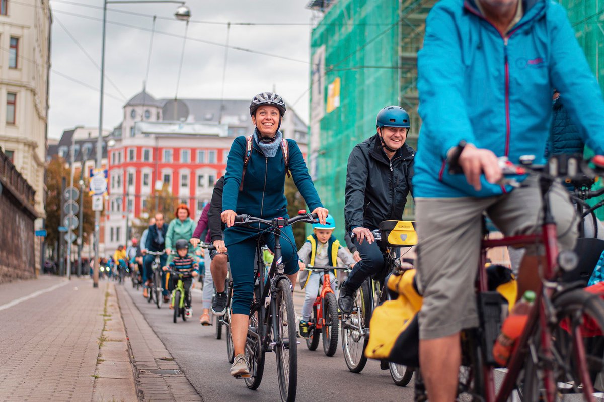 Heute abend um 19 Uhr ist wieder Critical Mass. Los geht 19 Uhr am Elbbalkon. Wir freuen uns auf eine Tour an einem glücklicherweise noch schön warmen Herbstabend. 
Zur Motivation noch ein paar Bilder von unserer Fahrrademo am Sonntag.